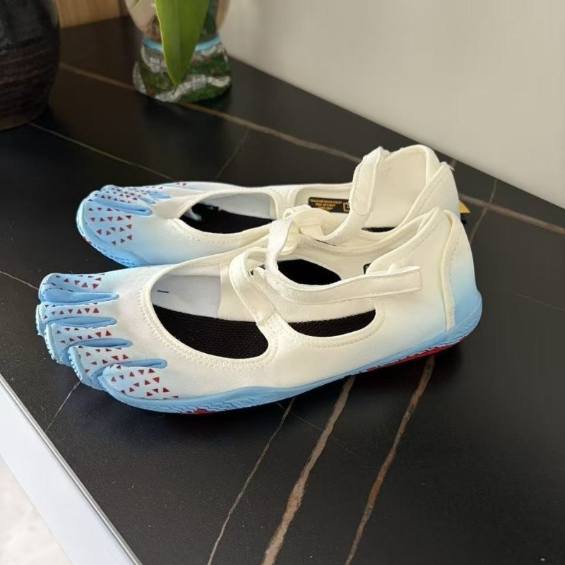 Jennifer ha le stesse scarpe a - Pilates And Yoga Is Same recensione e prezzo
